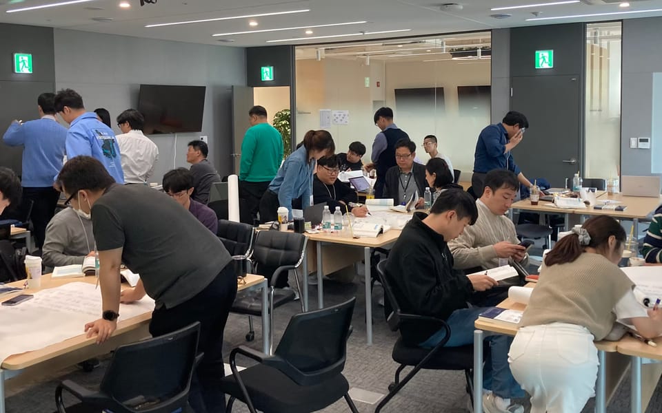 제이에스캠퍼스 오프라인 교육에서 수강생들이 팀별로 실습하는 모습